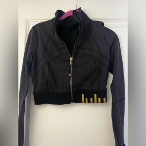 black lululemon cropped top